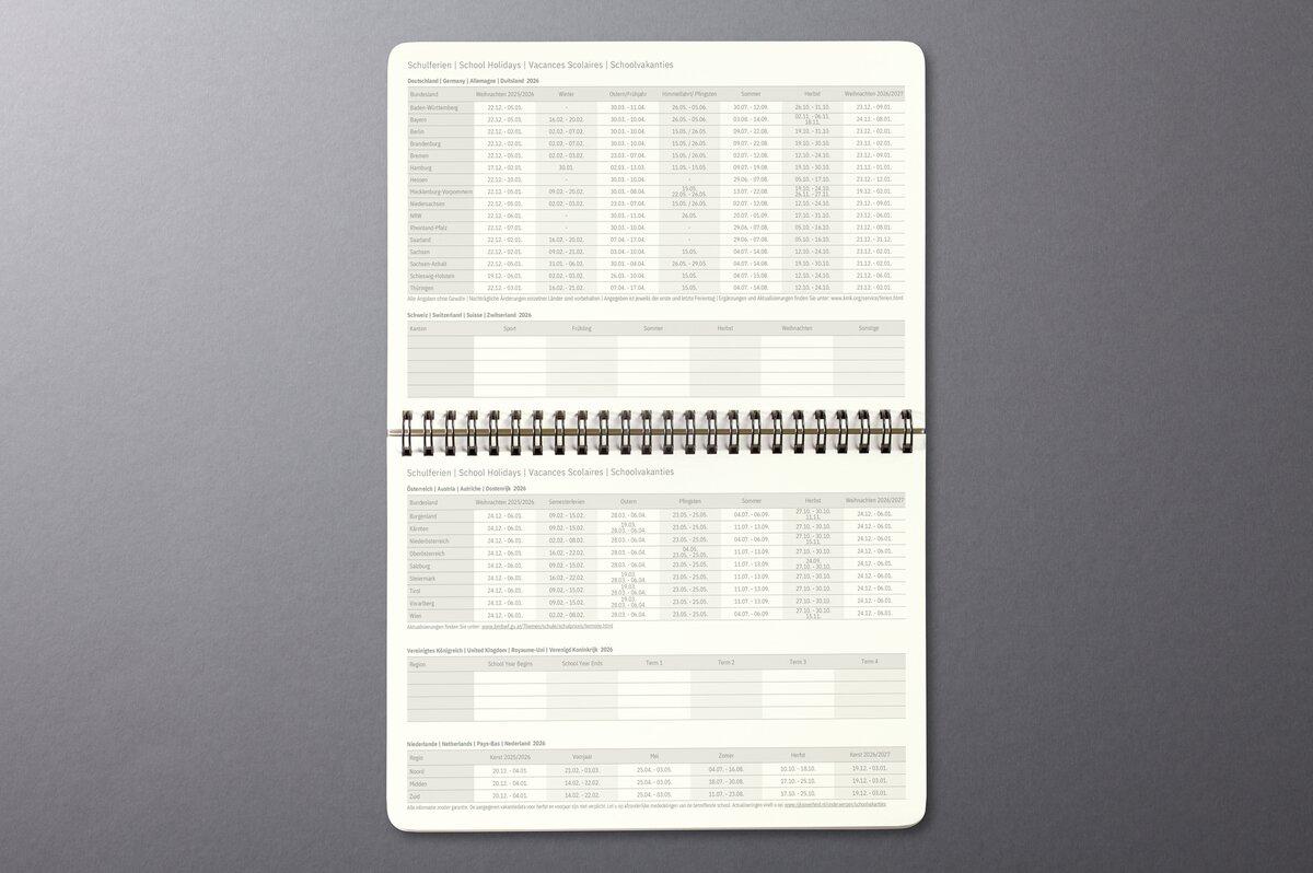 Conceptum-Monats-Tischkalender-Ferienübersicht.jpg