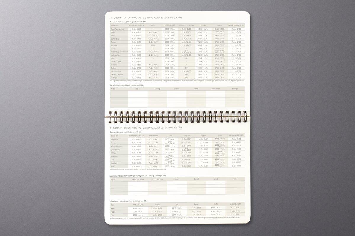 Conceptum-Monats-Tischkalender-Ferienuebersicht.jpg