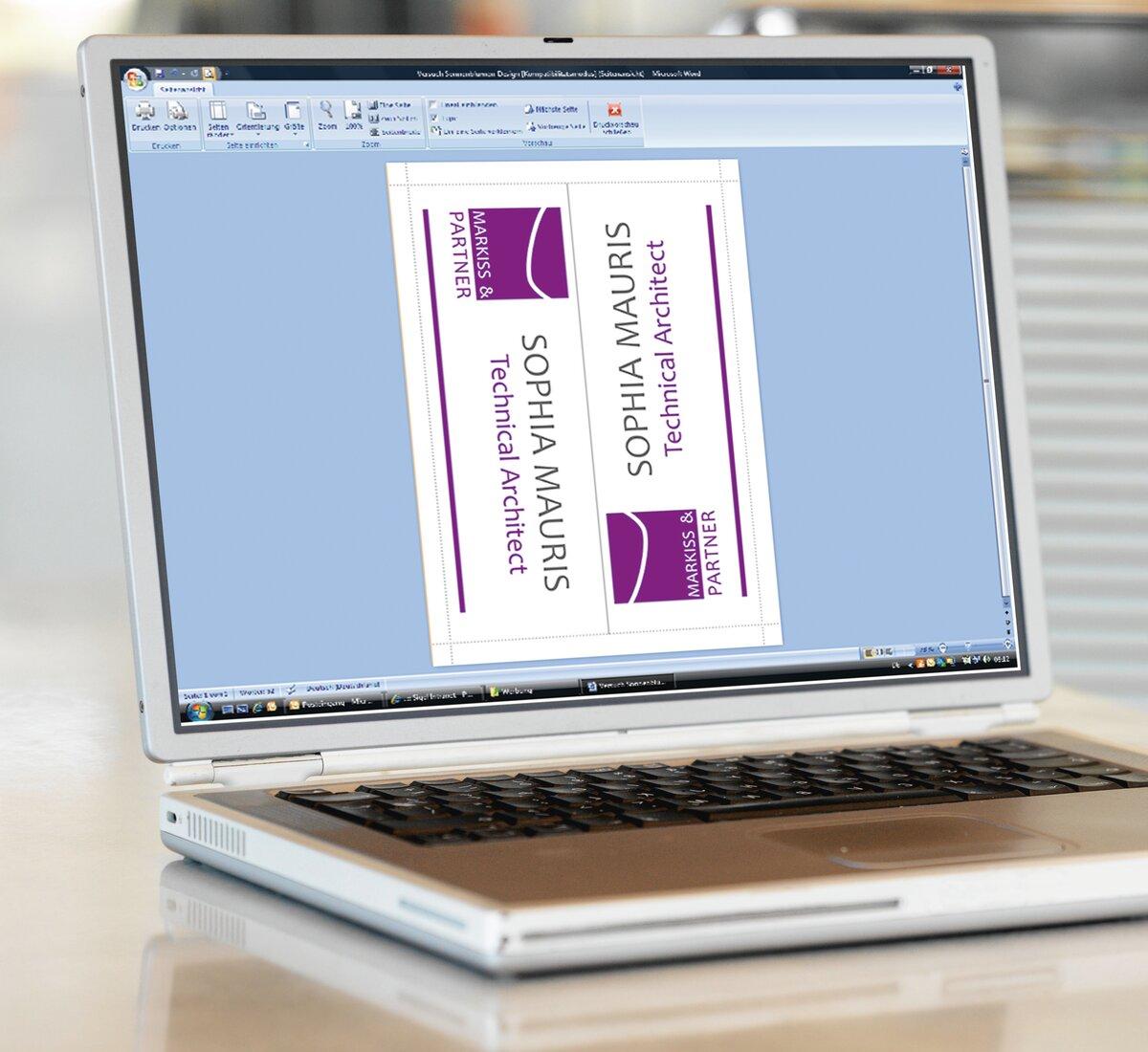 Laptop zeigt Visitenkartendesign