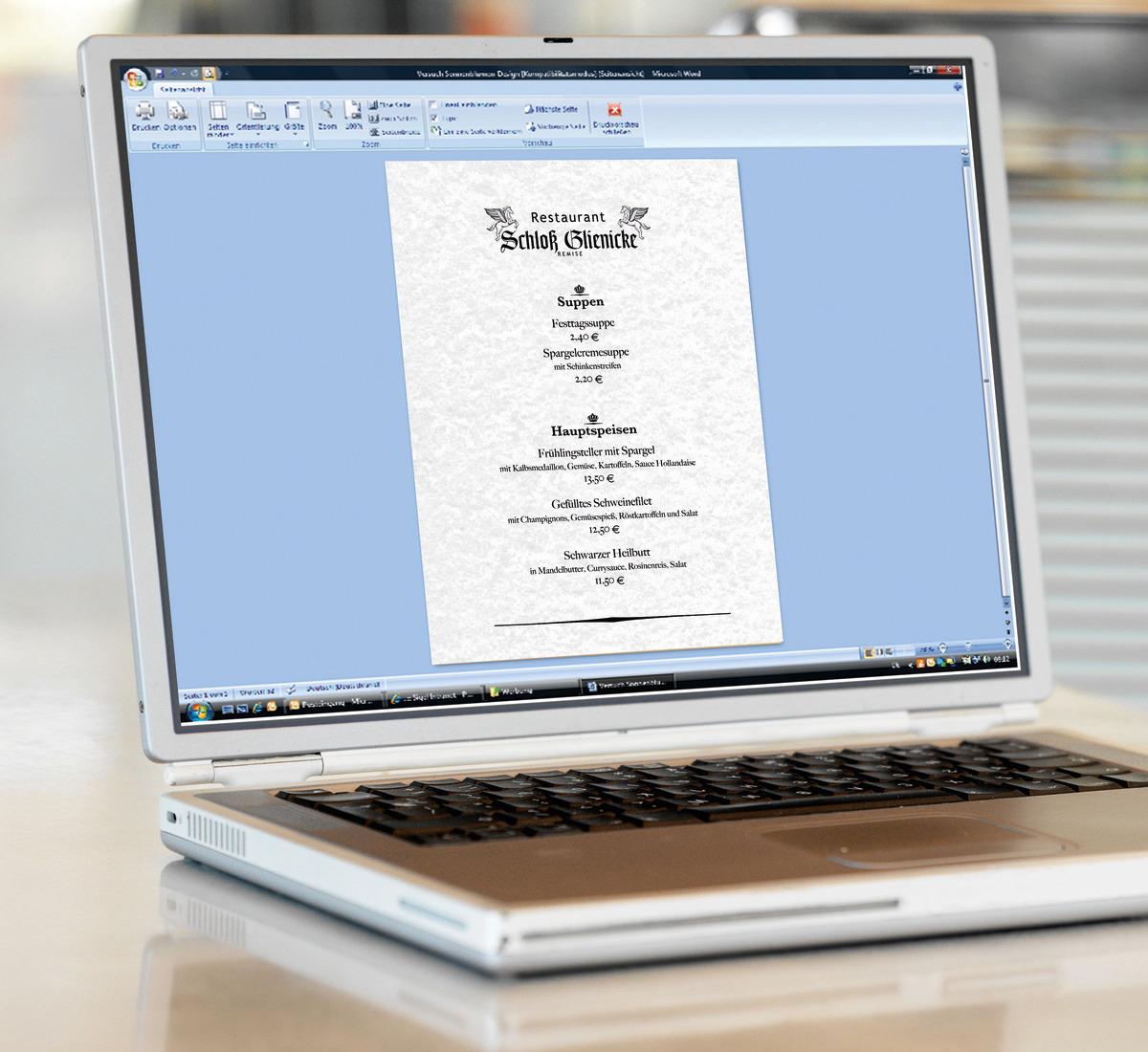 Laptop zeigt ein geöffnetes Dokument mit einem Speisekartenentwurf