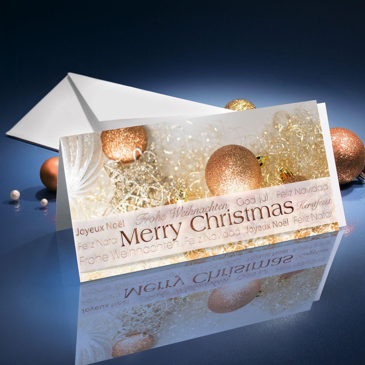 Weihnachtskarte mit goldenen Kugeln Text: Merry Christmas in mehreren Sprachen