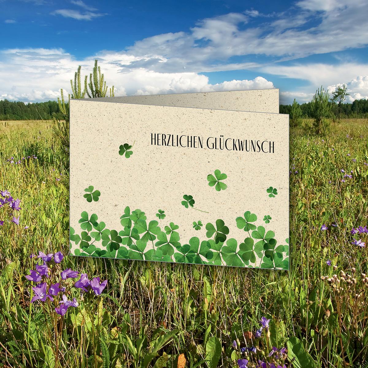 Klappkarte mit Kleeblattdesign auf Wiese Darauf steht: Herzlichen Glückwunsch