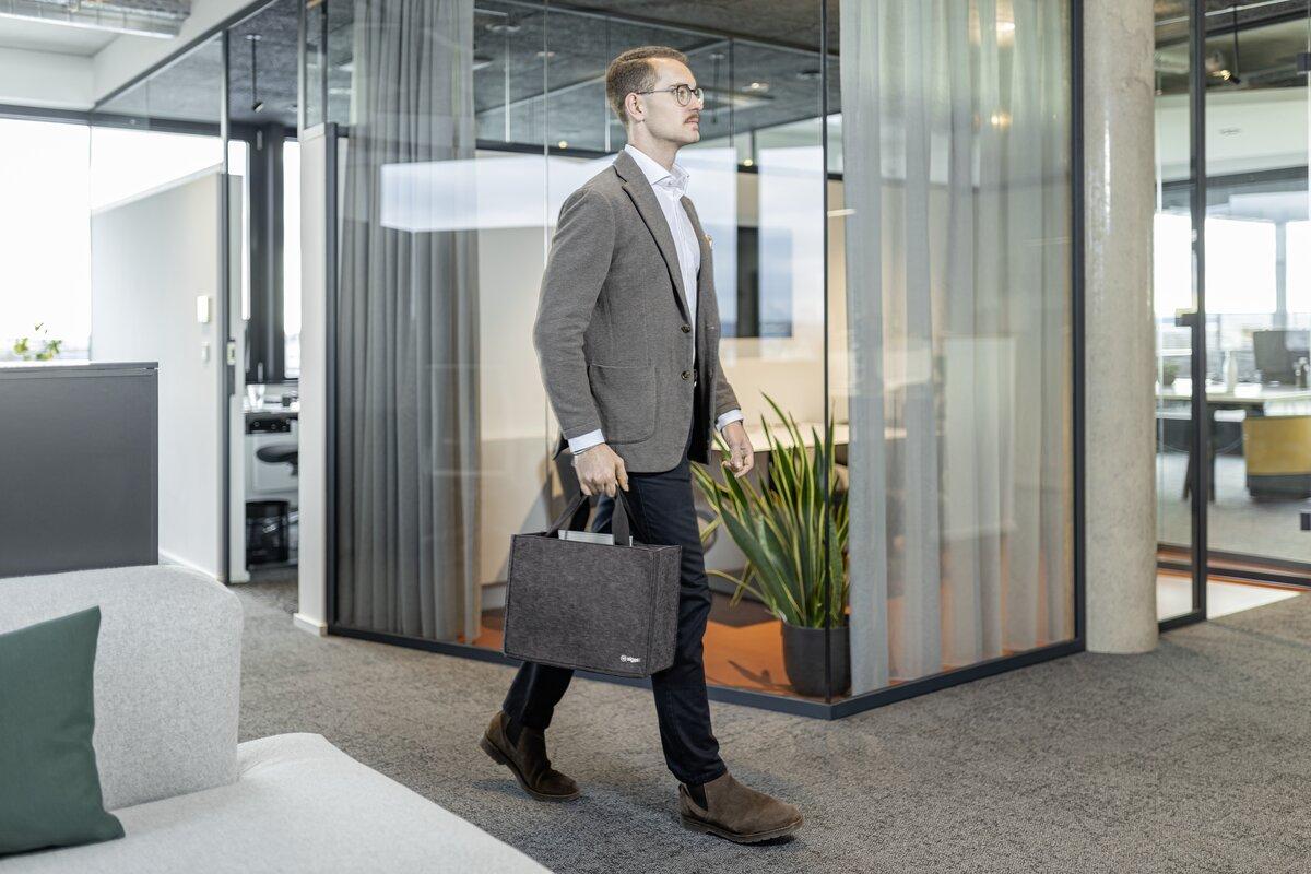 Desk-Sharing-Bag-Basic-BA432-dunkelgrau-tragen-Hand.jpg