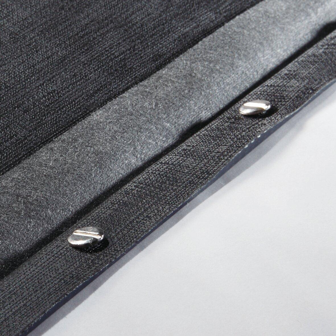 Dunkler Stoff mit zwei Schrauben