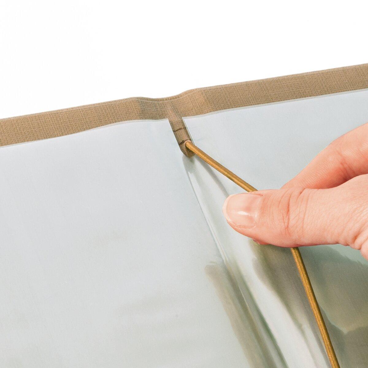 Finger spannt Zeltstange in Schlaufe