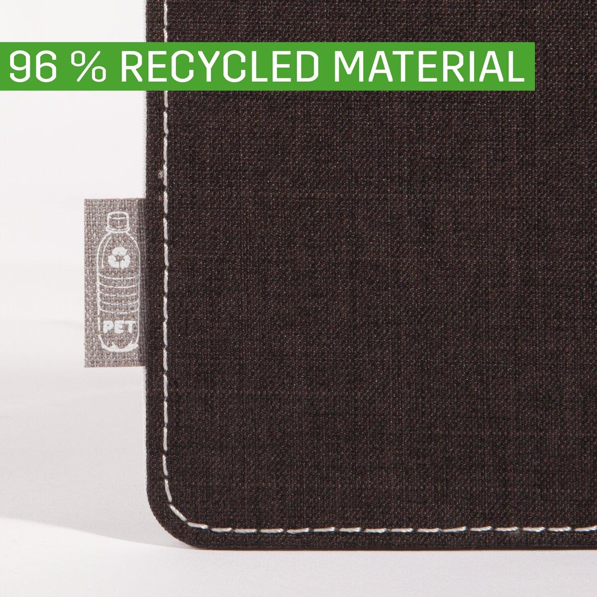Ecke einer schwarzen Tasche mit PET-Label, Aufschrift: 96 % RECYCLED MATERIAL