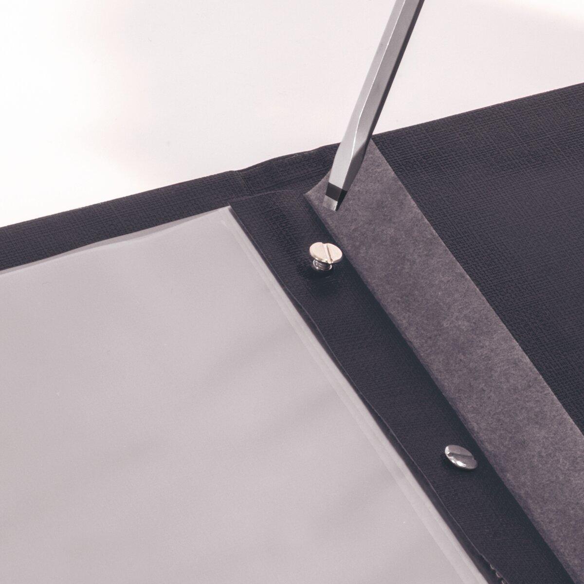 Ecke eines Fotoalbums, Schraube sichtbar