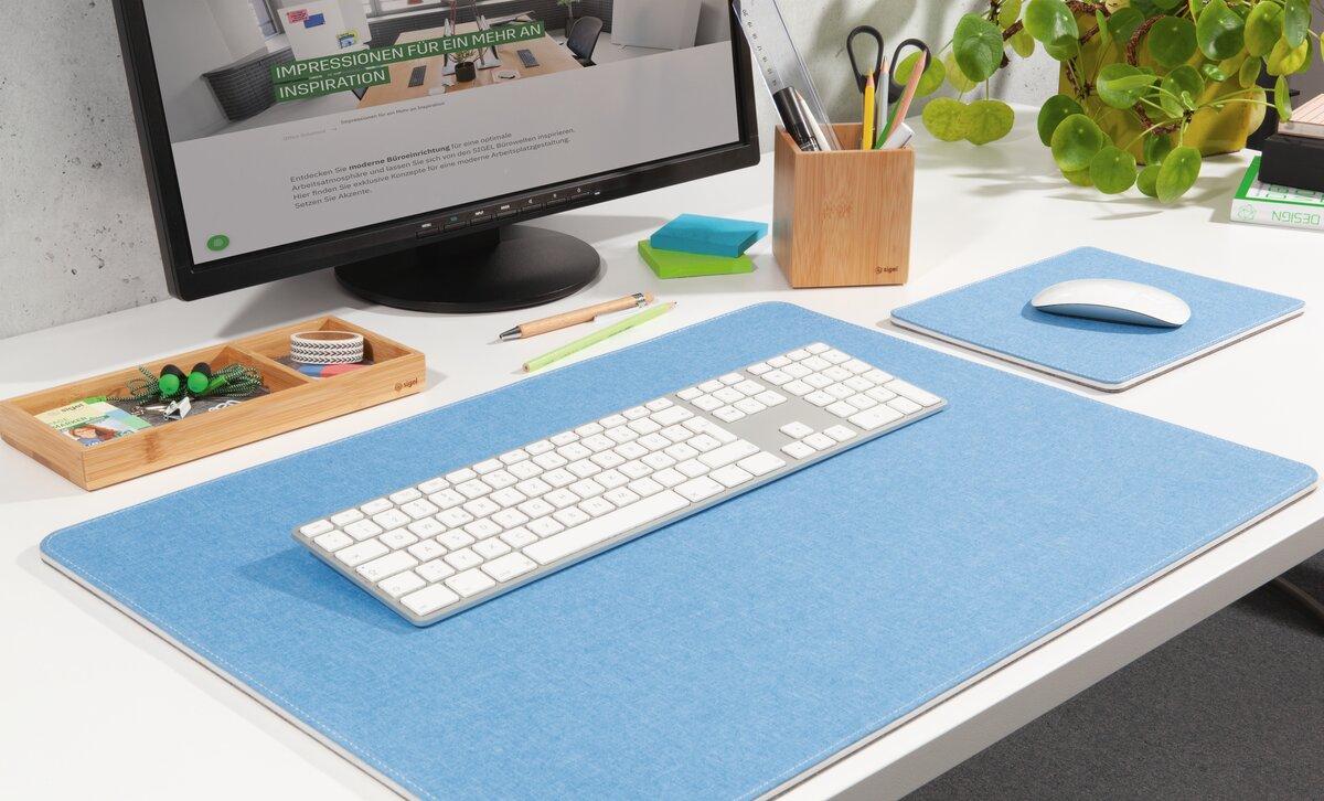 Computertisch mit Monitor, Tastatur, Maus und Pflanzen