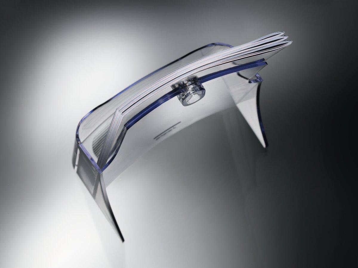 Kartenhalter aus transparentem Kunststoff mit mehreren Karten