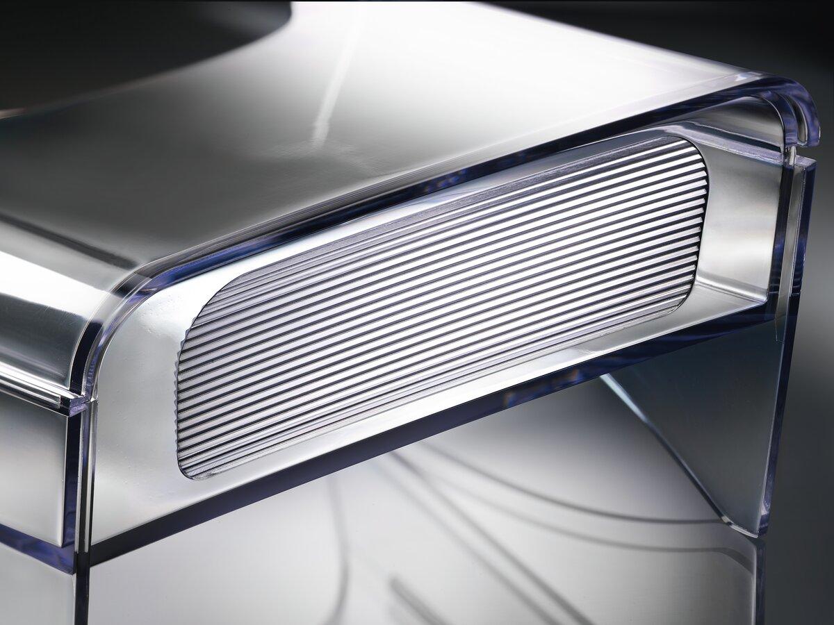 Metallisch glänzende Oberfläche mit parallelen Linien