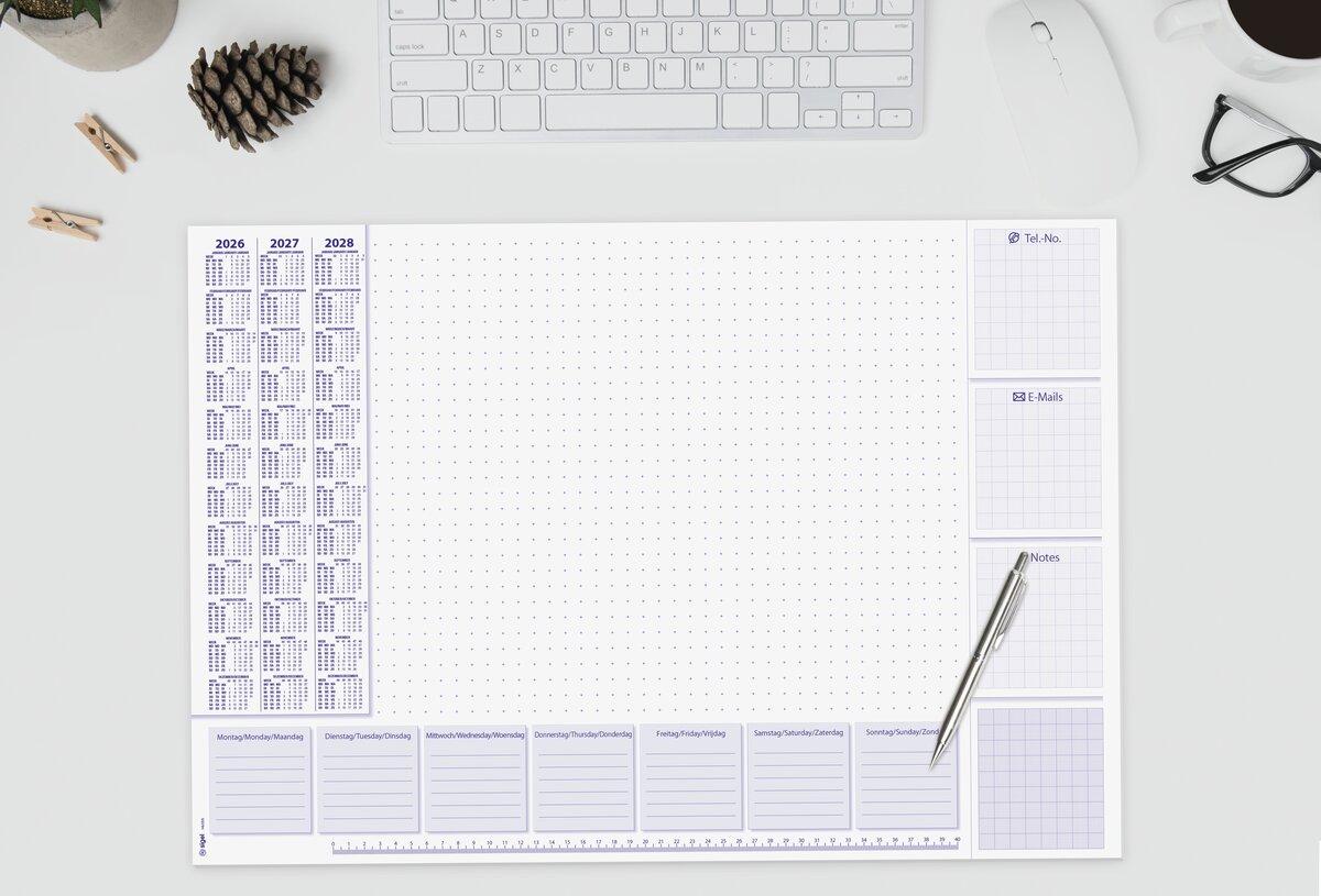 Kalender-Planer auf Schreibtisch; Stifte, Brille, Kaffee