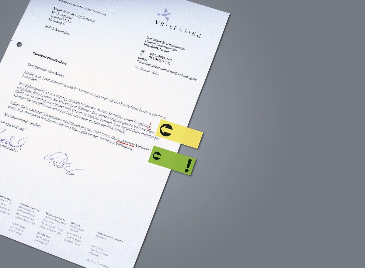 Brief mit Text zur Kundenzufriedenheit, gelbem und grünem Pfeil markiert