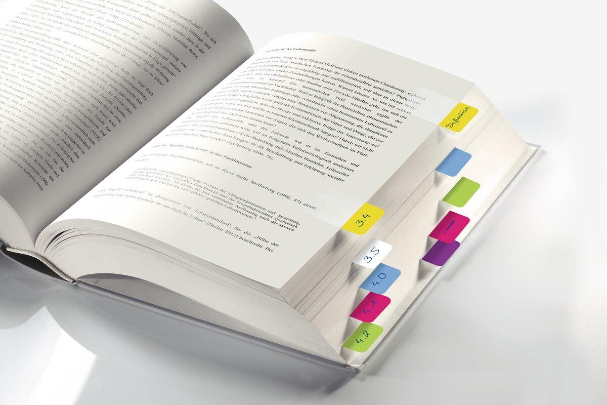 Geöffnetes Buch mit bunten Registerkarten