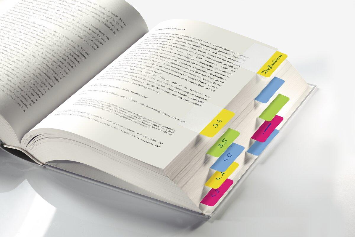 Offenes Buch mit bunten Registerkarten
