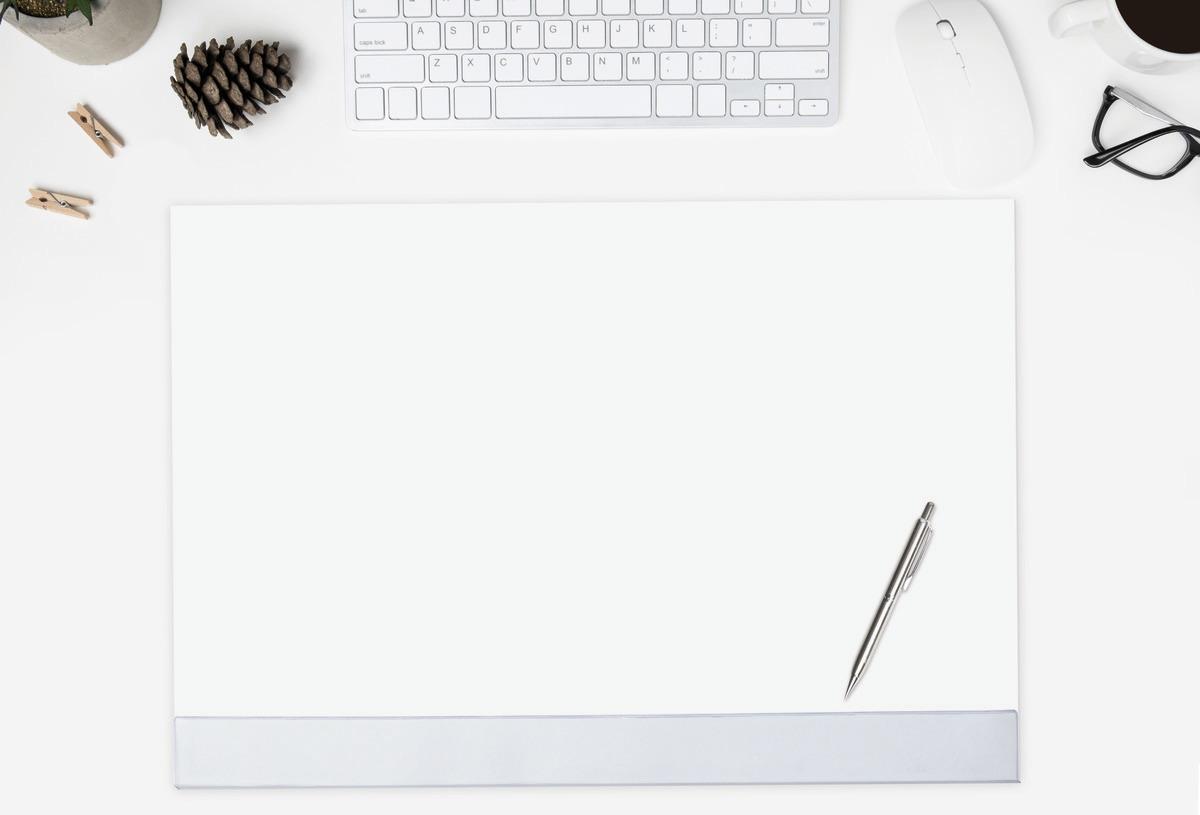 Tastatur über leerem Blatt Papier, Stift rechts