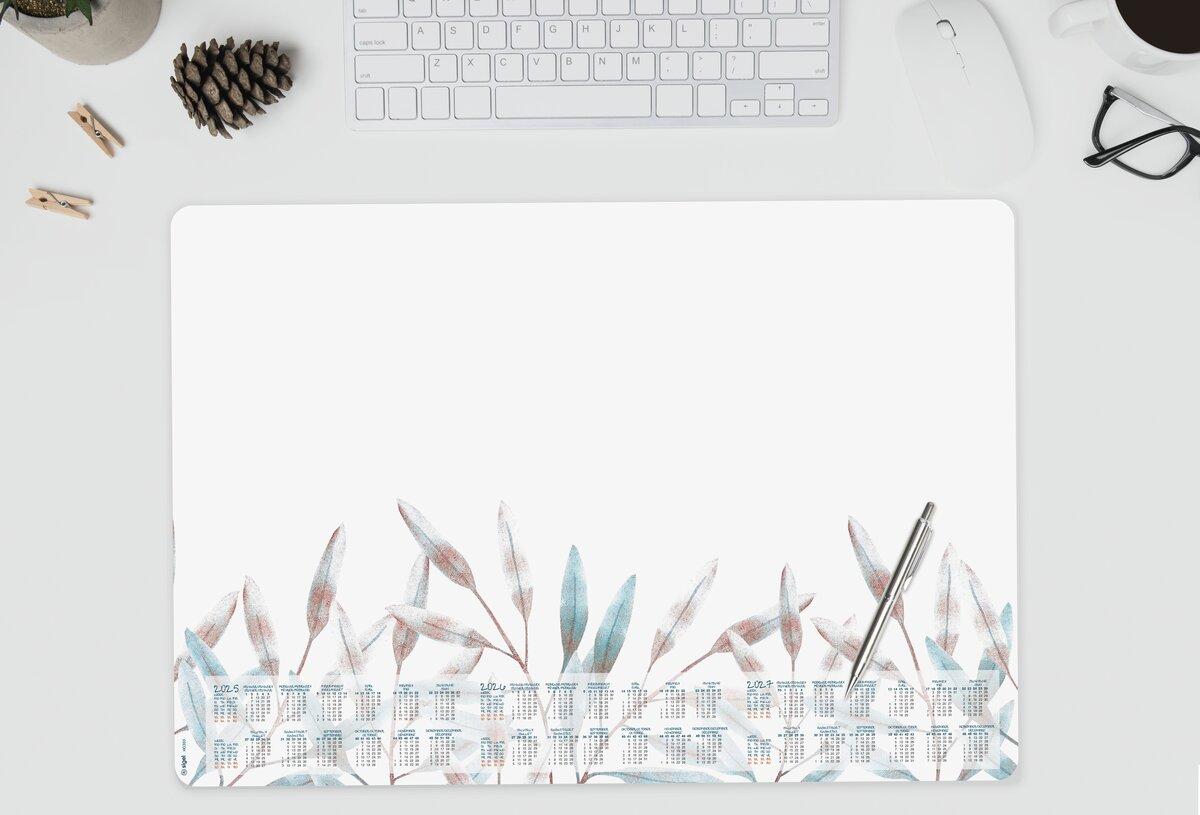 Tastatur und Maus auf Schreibtisch, Kalenderunterlage mit Blattmuster