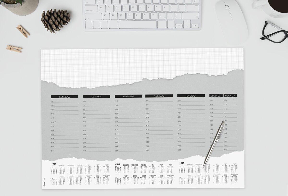Schreibtisch mit Wochenplaner, Kaffeetasse und Tastatur