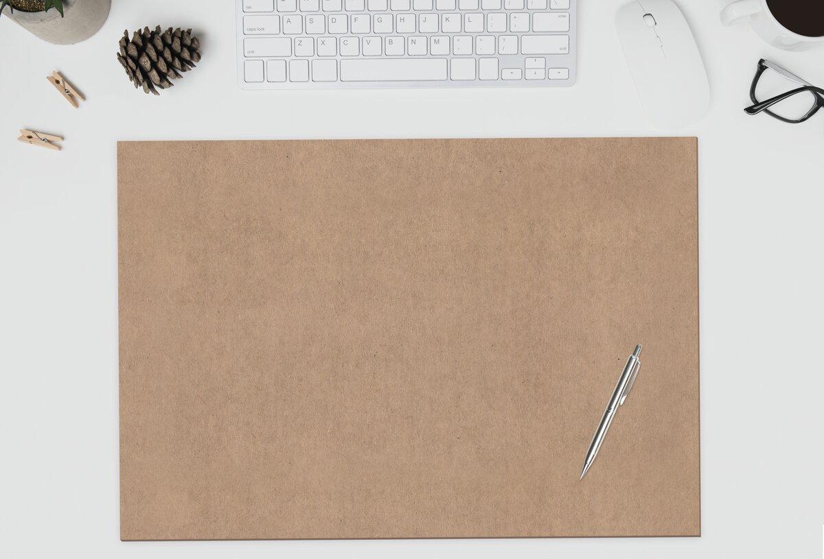 Tastatur, Maus, Stift auf Schreibtisch