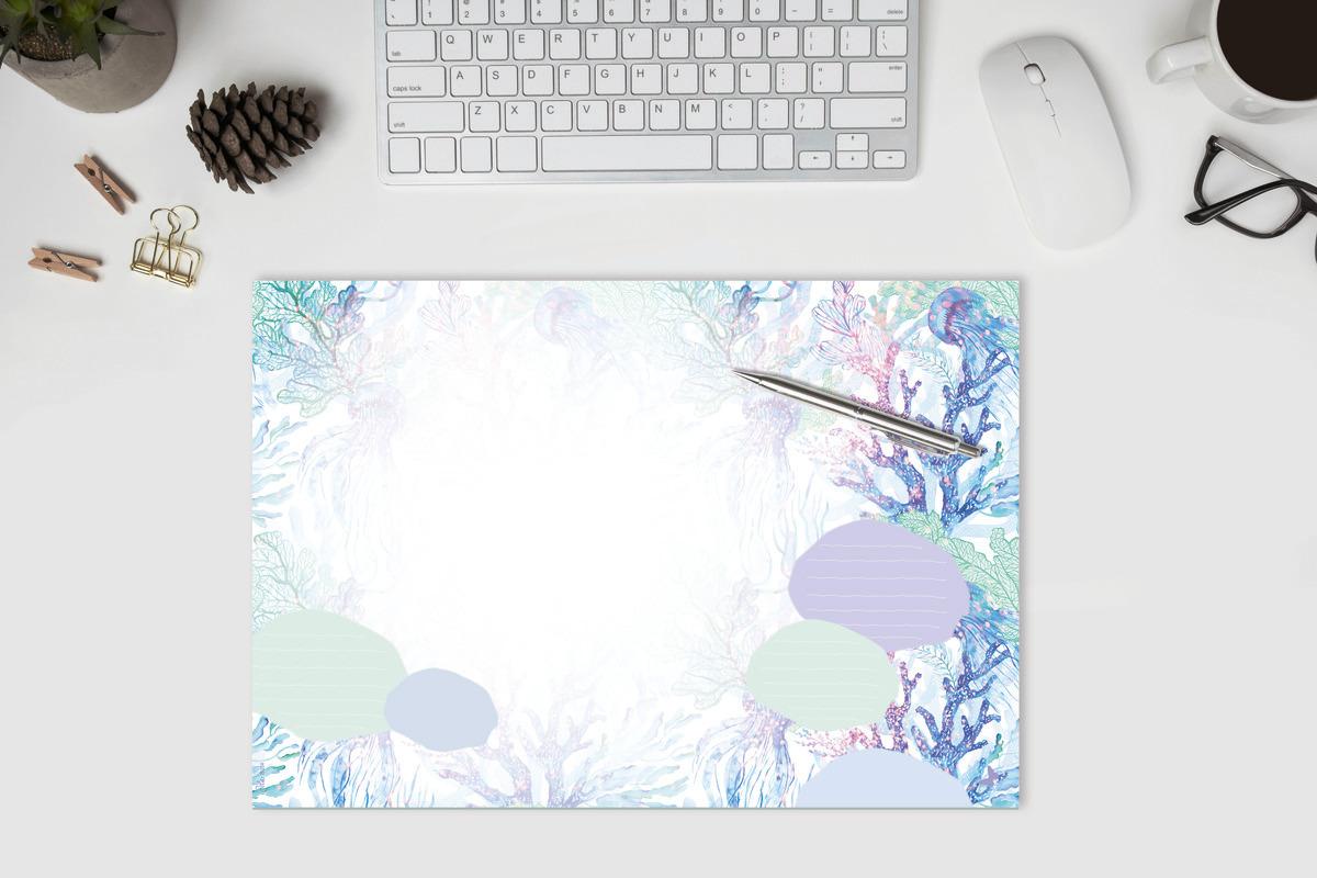 Tastatur, Maus, Brille und dekorativer Schreibtischuntergrund mit Stift