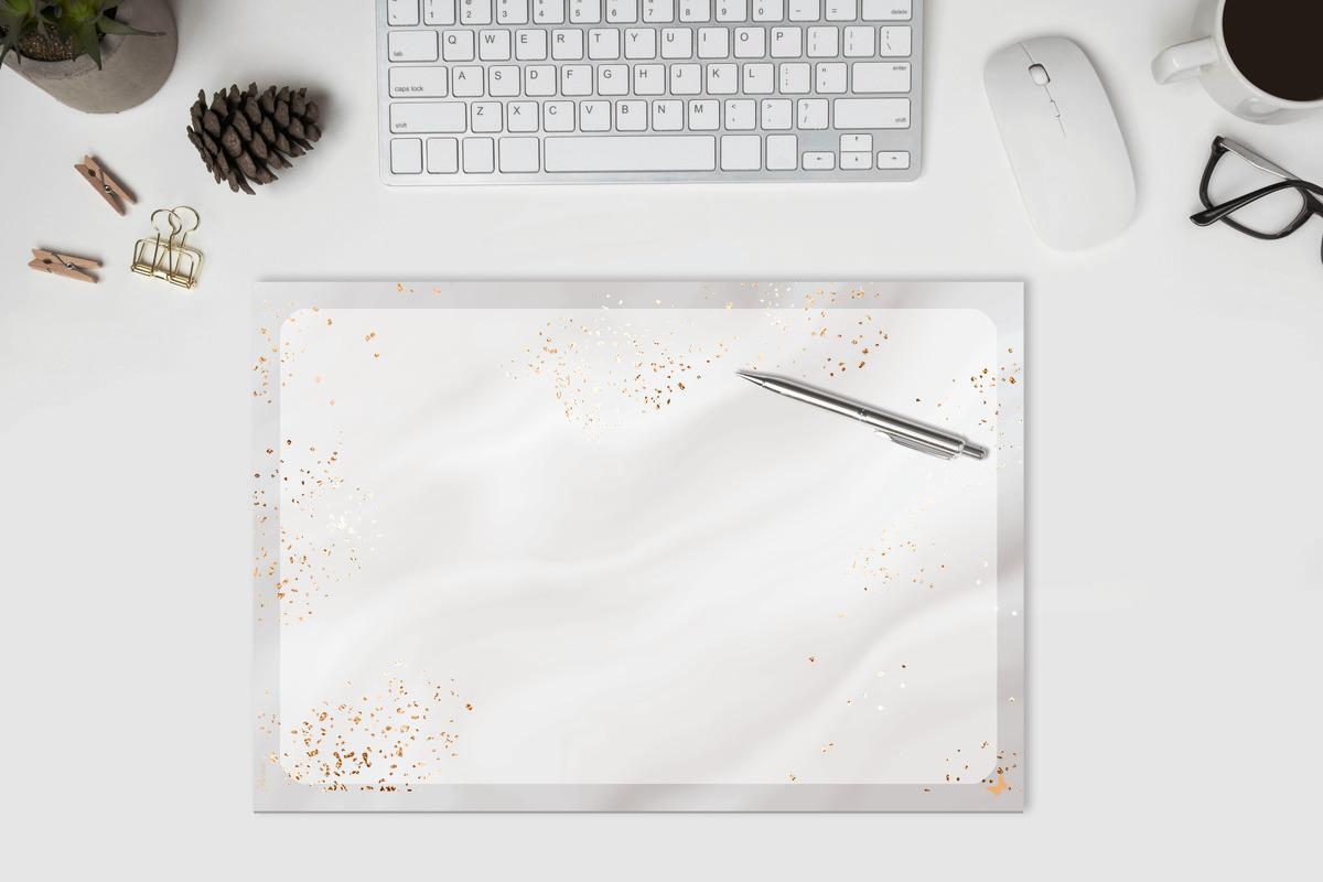 Tastatur, Maus, Brille, Stift, Tannenzapfen auf weißem Schreibtisch