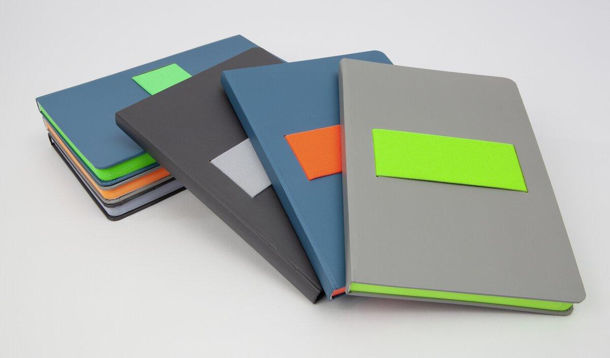 Vier bunte Notizbücher gestapelt