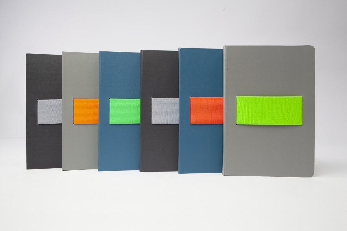 Sechs bunte Bücher nebeneinander