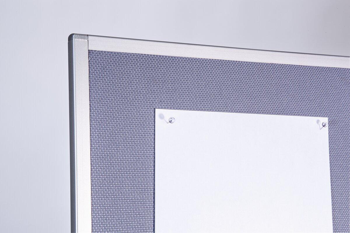 Korktafel mit Papier und Pins