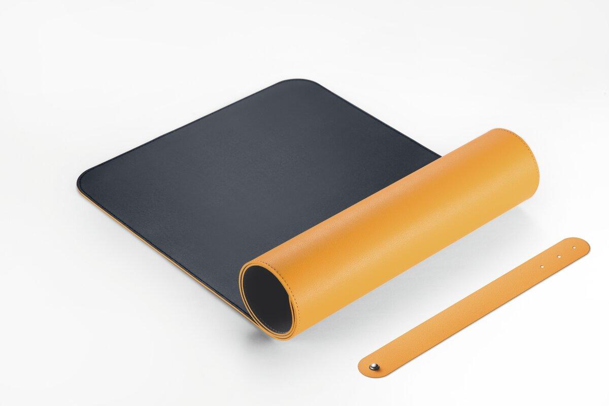 Orange-schwarze, entrollte Matte, daneben ein oranger Streifen