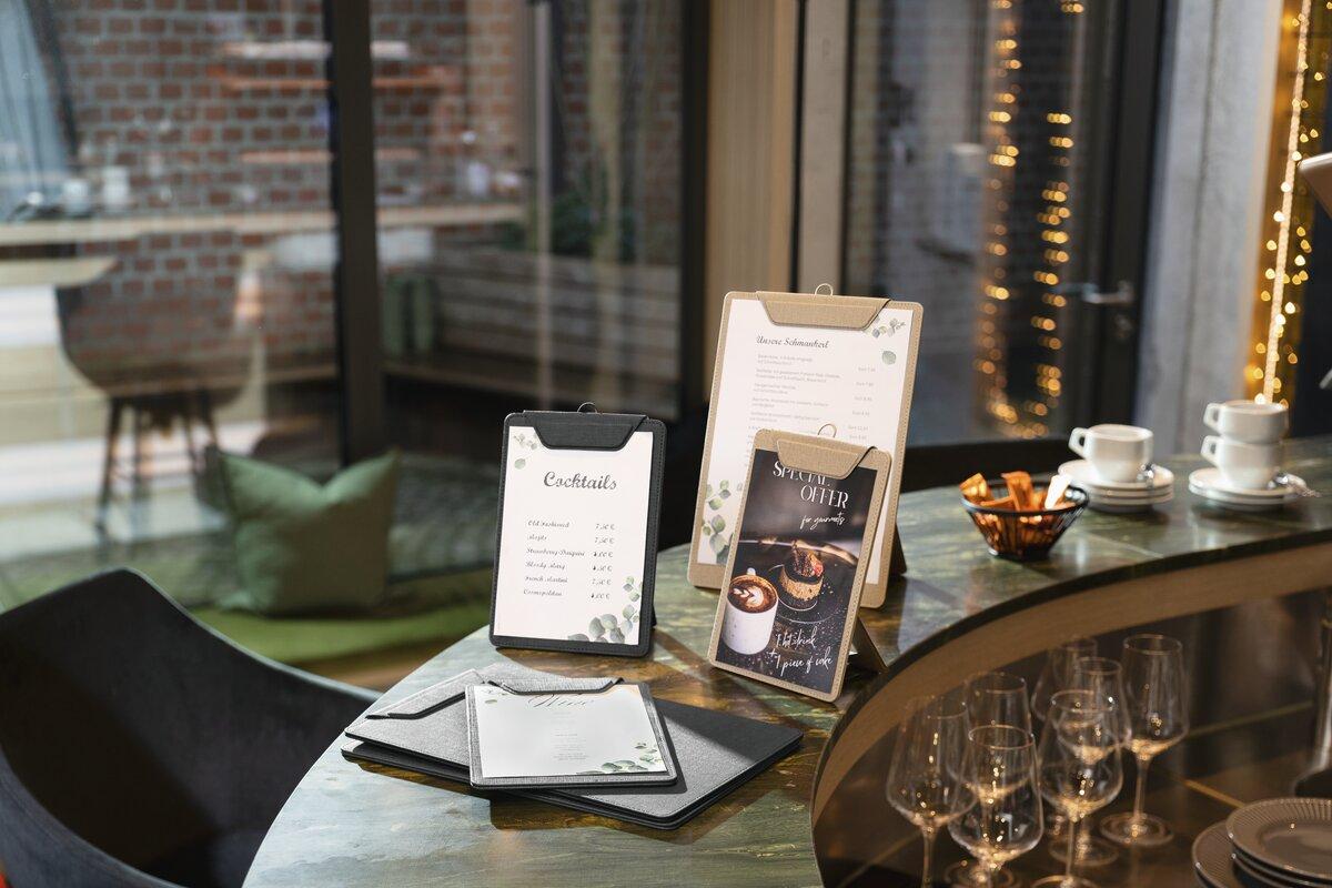 Speisekarten und Getränke auf Theke Elegantes Restaurant-Interieur