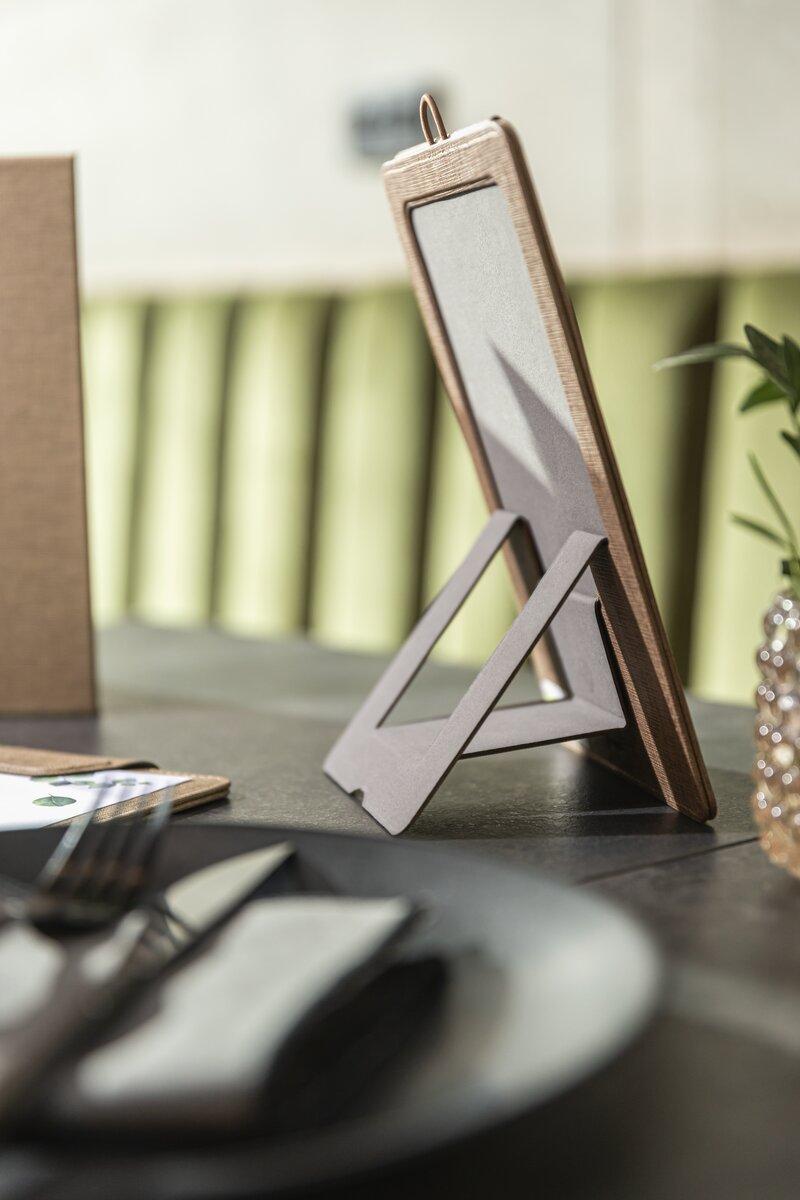 Tablet auf Tischständer, unscharfer Hintergrund