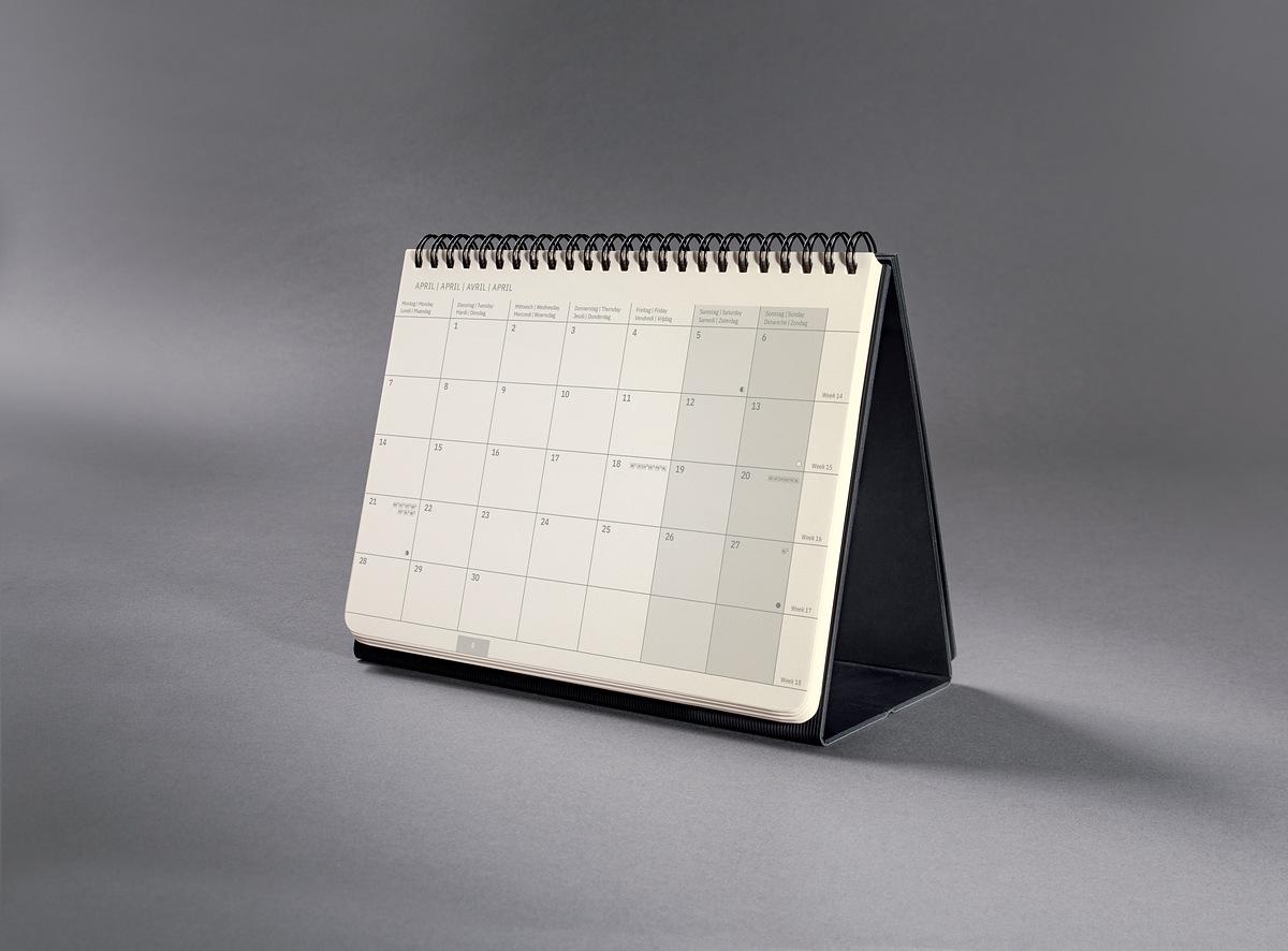 Tischkalender-A5-CONCEPTUM-2025-aufgestellt