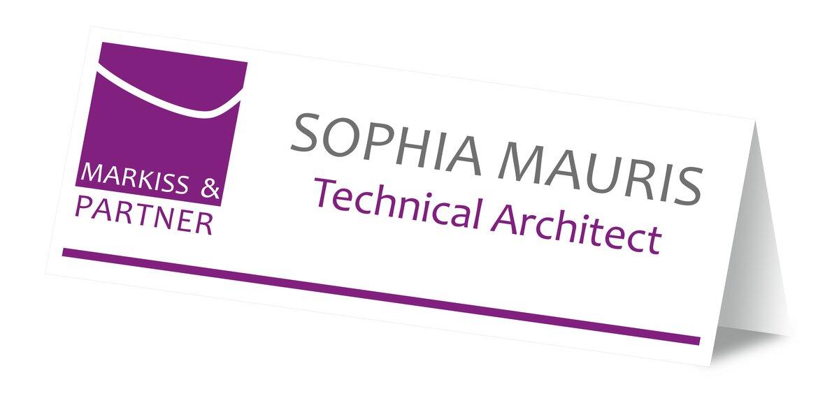 Namensschild mit lila Logo, Text: Sophia Mauris, Technical Architect