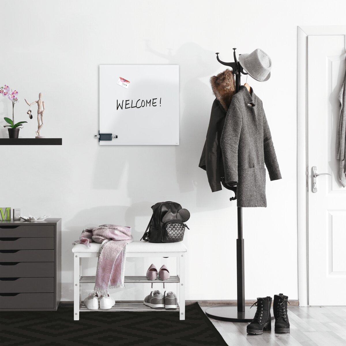 Garderobe mit Mantel, Hut und Schuhen Wandtafel Welcome! links