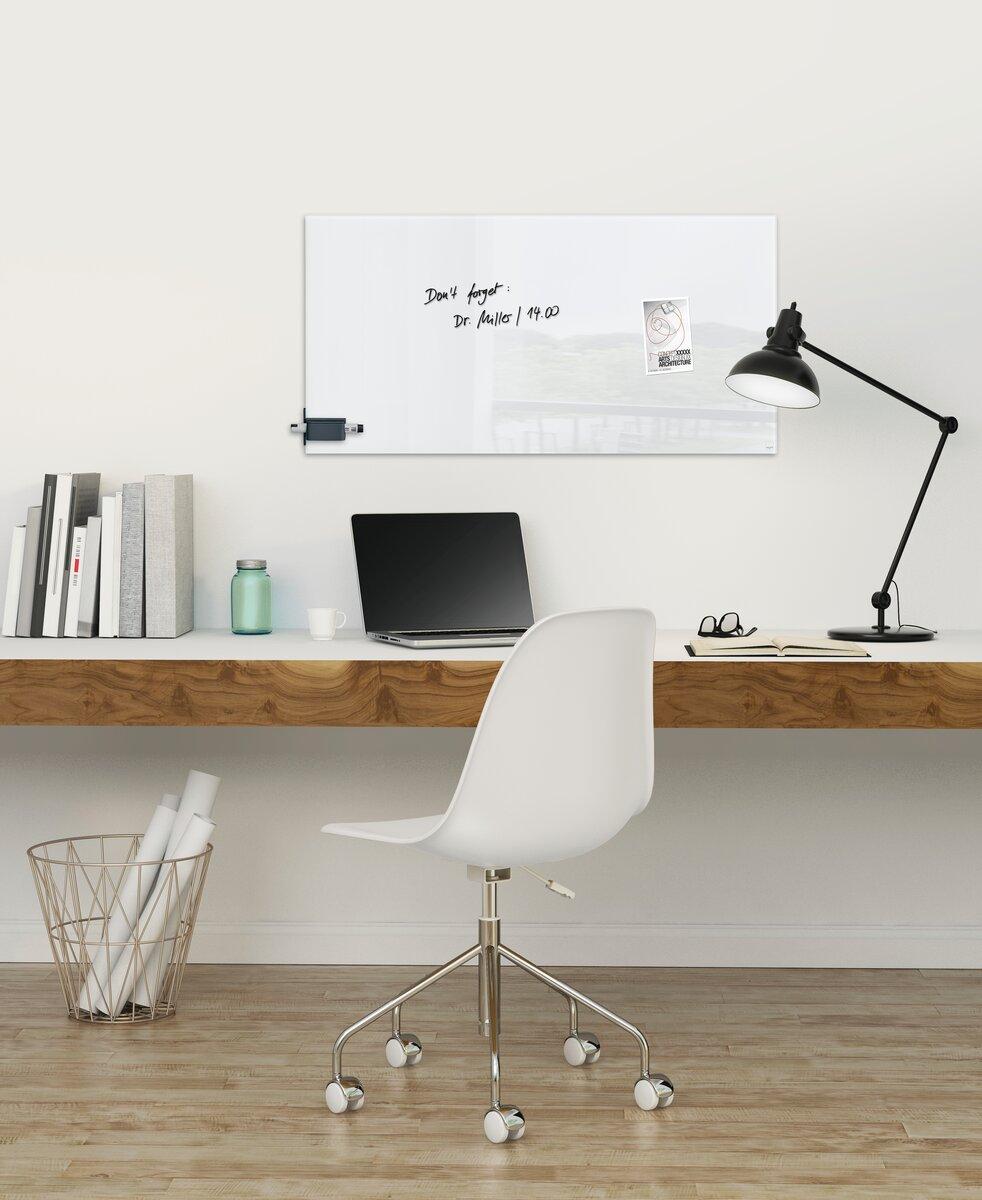 Minimalistischer Schreibtisch mit Whiteboard