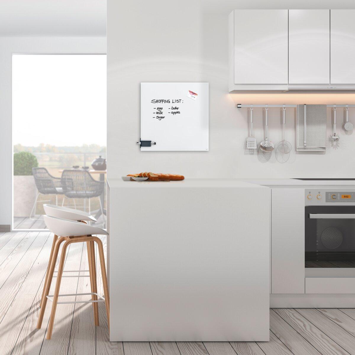 Moderne Küche mit Insel, Einkaufsliste an der Wand