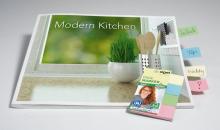 Kochbuch Modern Kitchen mit Pflanzenmotiv, markiert mit bunten Haftnotizen