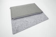 BA502-Anwendung2-Sigel-Laptop-HuelleM-hellgrau.jpg