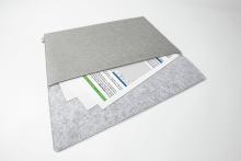 BA502-Anwendung3-Sigel-Laptop-HuelleM-hellgrau.jpg