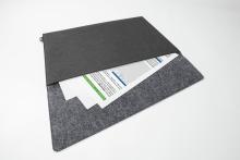 BA503-Anwendung3-Sigel-Laptop-HuelleM-dunkelgrau.jpg