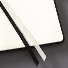 Offenes Notizbuch mit schwarzem und weißem Lesezeichen