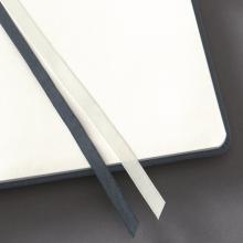 Geöffnetes Notizbuch mit zwei Lesebändern