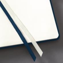 Offenes Notizbuch mit zwei Lesebändchen