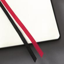 Notizbuch mit schwarzen und roten Lesebändern