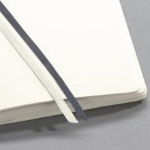 Notizbuch mit weißen Seiten, zwei Lesezeichen