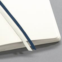 Geöffnetes Notizbuch, blaue und weiße Lesebänder