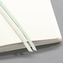 Offenes Notizbuch mit zwei Lesezeichen auf grauem Hintergrund