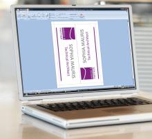 Laptop zeigt Visitenkartendesign