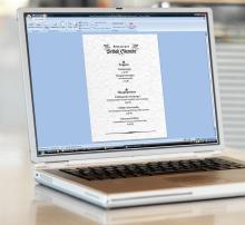 Laptop zeigt ein geöffnetes Dokument mit einem Speisekartenentwurf