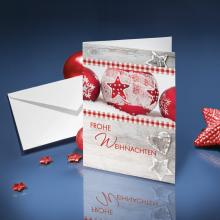 Weihnachtskarte mit roten Kugeln Umschlag daneben