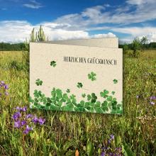 Klappkarte mit Kleeblattdesign auf Wiese Darauf steht: Herzlichen Glückwunsch